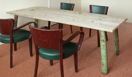 Thumbnail Eettafel van steigerhout en gebruikt staal